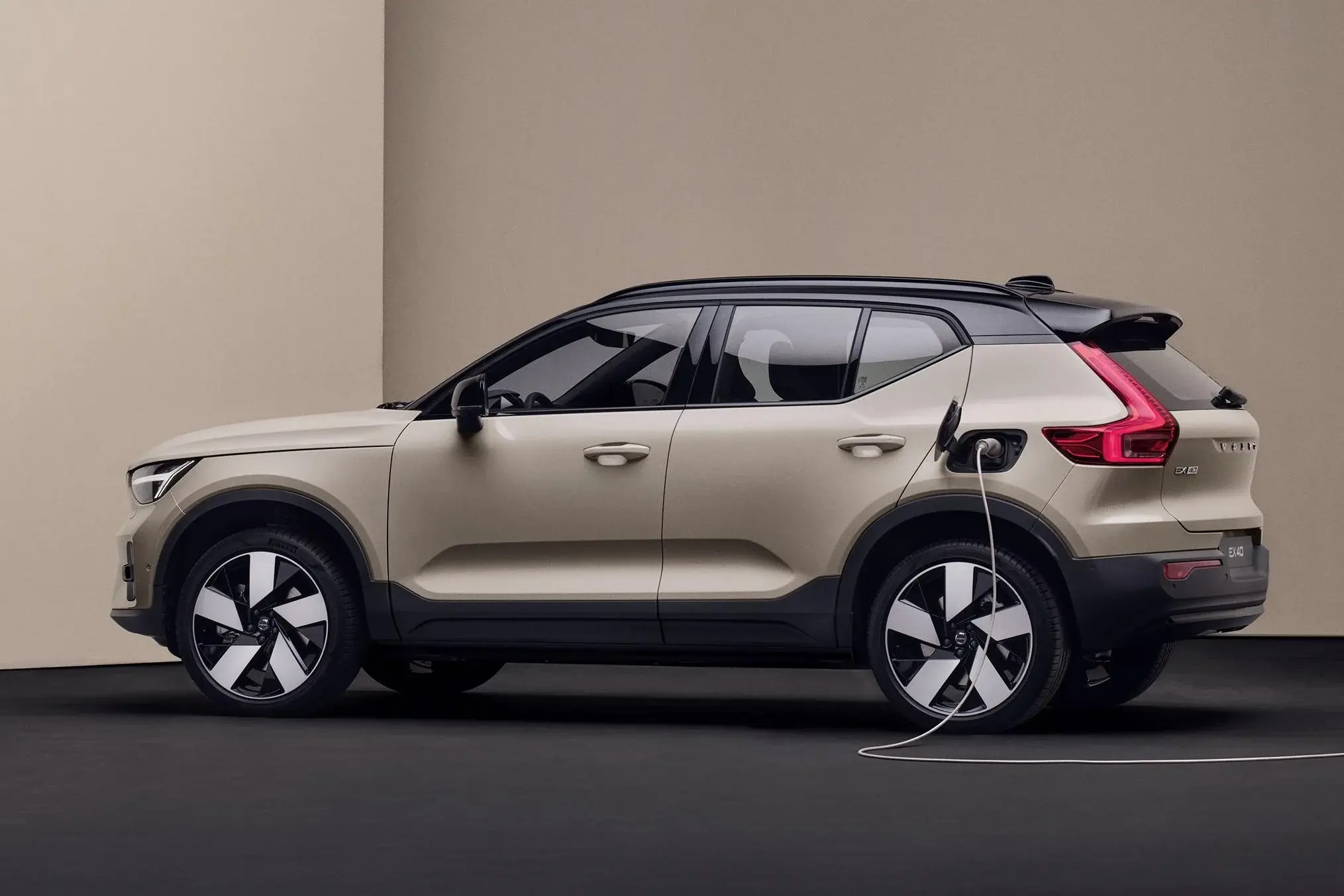 2025-volvo-ex40-2