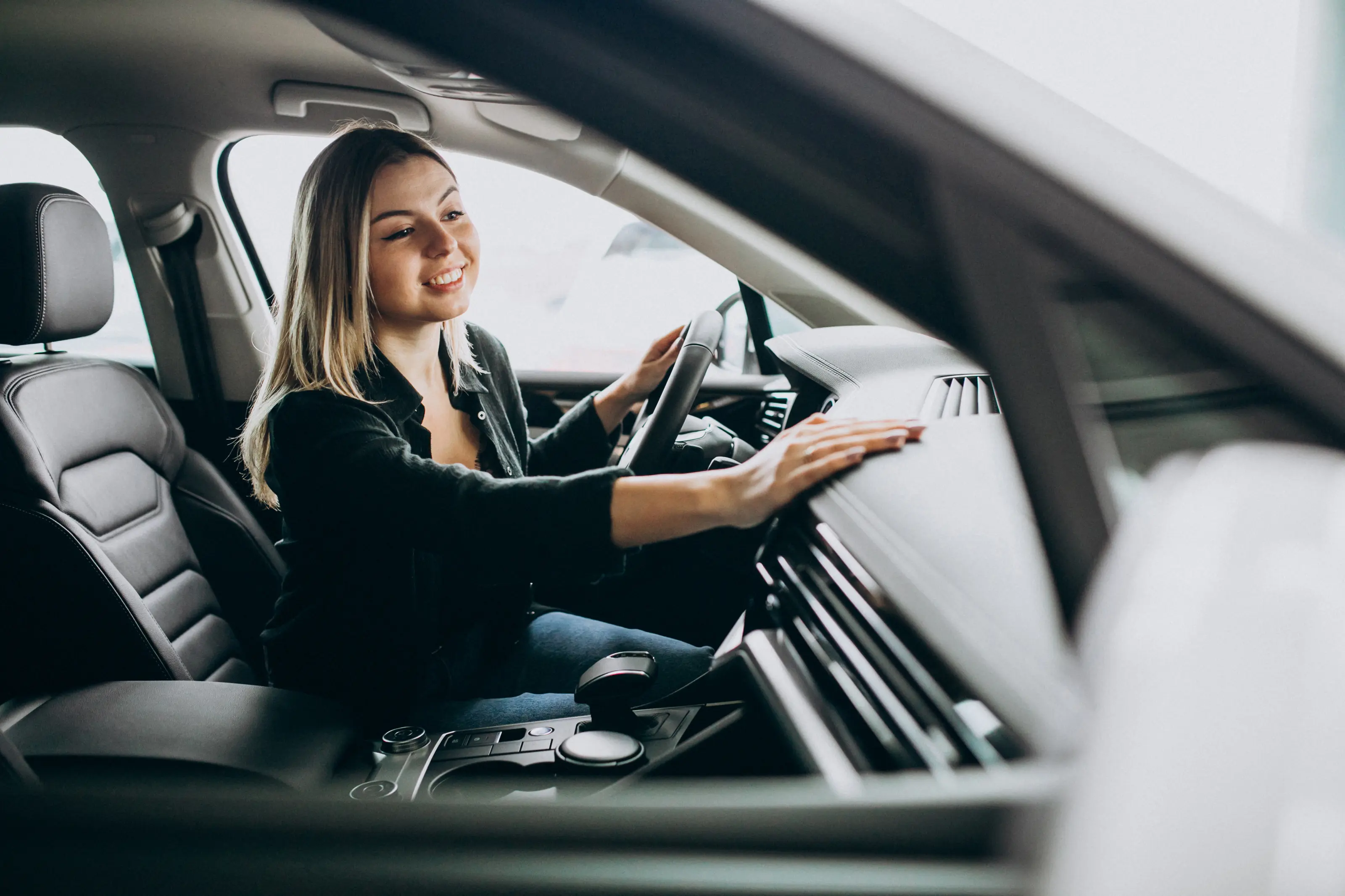 jonge-vrouw-die-een-auto-een-autotoonzaal-test